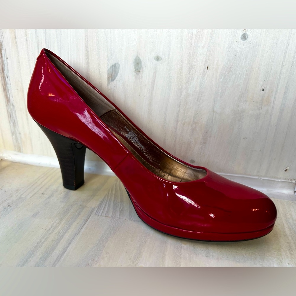 Sofft size 8.5 Red Patent Leather pumps